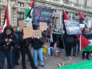 Bandiere palestinesi e ucraine. Le proteste fuori dal teatro