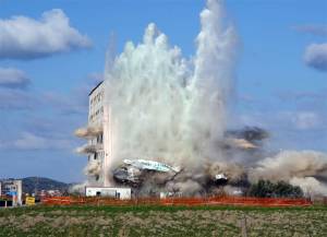 “La Calabria distrugge ciò che la ‘Ndrangheta ha costruito”. Demolito un ecomostro il provincia di Crotone