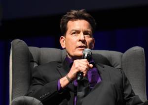 Aggressione choc all'attore Charlie Sheen: la vicina irrompe in casa e tenta di strozzarlo