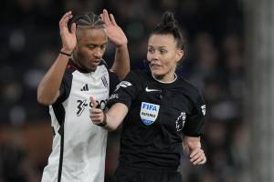 Rebecca Welch, debutta in Premier League il primo arbitro donna