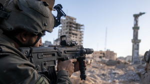 Blitz di Israele nella base dell'intelligence di Hamas: "Trovato materiale prezioso"