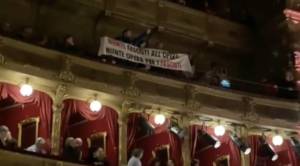 "Niente fascisti all'opera". Insulti alla Venezi al concerto. E lei reagisce così