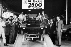 Alejandro De Tomaso (abito scuro a destra) con il suo modello più iconico