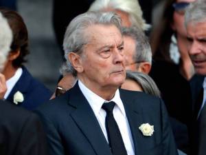 "Succhi di frutta per curare Alain Delon". La compagna dell'attore denuncia i figli