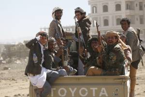 Gli Usa mettono gli Houthi tra i terroristi. Tajani lancia la missione navale europea
