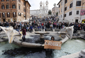 Eco-vandali, via libera alla legge che li punisce: ecco cosa rischiano ora