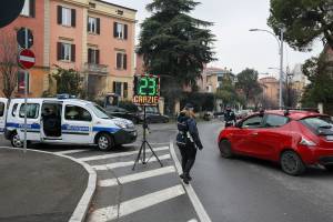 “Non garantita la consegna dei farmaci”. La protesta della farmacia contro Bologna a 30 all’ora