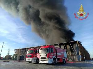 Fiamme e paura sulla A4. A fuoco un capannone agricolo a Cavenago