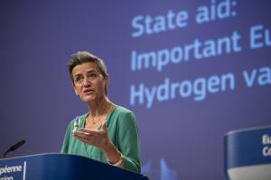 Vestager rinvia ancora le nozze Ita-Lufthansa. Giorgetti non molla