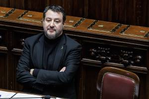 Cortei, Salvini: "Giù le mani dalle forze dell'ordine"