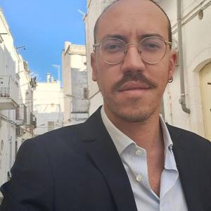 Foto di Meloni a testa in giù, si dimette il presidente del museo di Ostuni