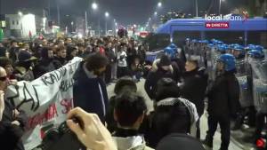 Bologna, scontri tra manifestanti pro-Gaza e polizia davanti alla sede Rai