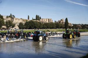 Il flop al Circo Massimo dei trattori anti governo