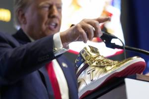Le sneakers di Trump già soldout: e spuntano già le aste da 50 mila dollari
