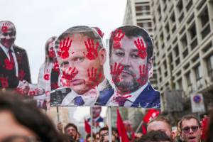 Sagome insanguinate di Meloni e Salvini: l'odio al corteo pro Palestina