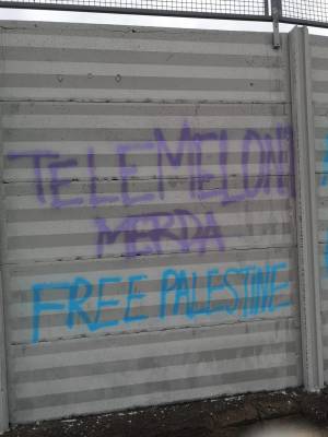 Catania, nuovo blitz dei pro Palestiona alla Rai, ancora scritte d'odio contro la Meloni
