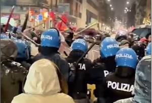Calci e pugni alla polizia: furia rossa contro il presidio della Lega a Milano