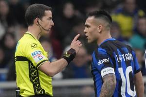 "Tre errori in uno". L'arbitro Ayroldi fermato per il rigore di Inter-Genoa