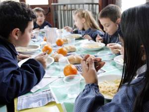 Milano, choc alla mensa: trovato un chiodo nelle patate per i bambini
