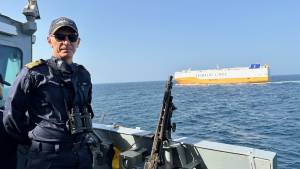 Il comandante di nave Duilio, Andrea Quondamatteo, durante attività di protezione ravvicinata di tre mercantili. Sullo sfondo la nave italiana di Grimaldi