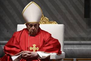 Il Papa legge tutta l'omelia nella Veglia pasquale