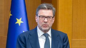 L'Europa approva le nuove case green con il no dell'Italia. Giorgetti: "Chi paga?"