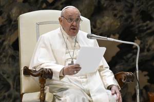 "Teoria pericolosa": Vaticano anti-gender. Ma il vescovo va all'evento Lgbt