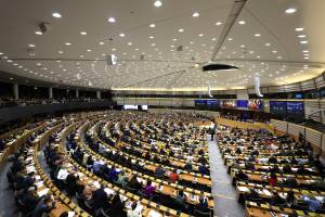 L'Ue approva le norme contro la violenza sulle donne: M5s e Pd votano contro