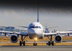 Perché le luci in aereo vengono abbassate durante decollo e atterraggio? La spiegazione è inquietante 