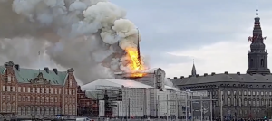 Danimarca, incendio alla vecchia Borsa di Copenhagen: "Come Notre Dame" | Il video