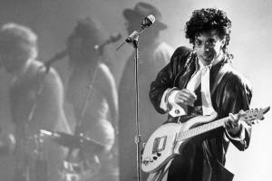 Prince sul palco durante un concerto con la band The Revolution (1988)