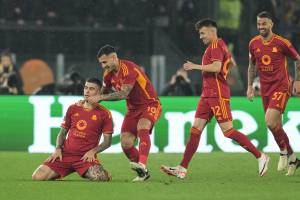 La Roma passa in 10 uomini contro il Milan: vince 2-1 e vola alle semifinali di Europa League
