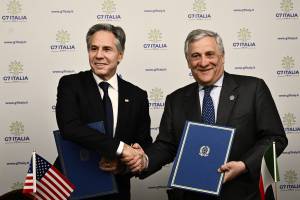 "Patriot subito. Guerra ai confini della Ue". Kuleba con Tajani per il G7 della svolta