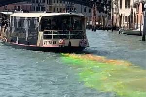 Venezia, blitz degli eco-attivisti sul Canal Grande: l'acqua diventa verde