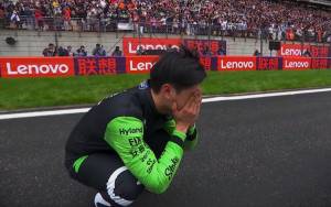 Zhou si inginocchia in pista e piange a dirotto: cosa è successo dopo la fine del Gp di Cina