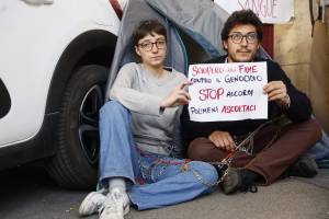 "Sciopero della fame a staffetta". La protesta di Cambiare Rotta coperta dagli sfottò della rete