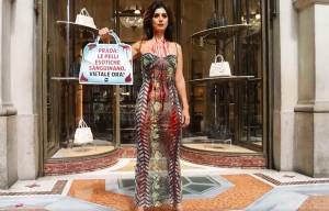 Coperta di sangue davanti alla boutique di Prada, la protesta choc di Daniela Martani