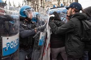 "Non siamo carne da macello". L'ira degli agenti per gli scontri con gli anarchici a Torino