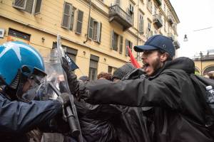 Collettivi all'assalto dei ministri: sette poliziotti feriti a Torino