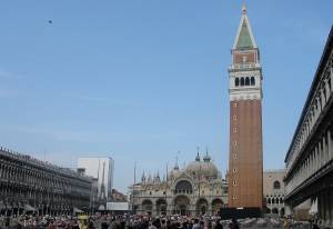 Venezia, dal campanile di San Marco cadono pezzi di cemento del 1902