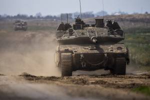 Decine di carri armati ammassati al confine: Israele prepara l'attacco a Rafah