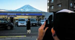 "Basta selfie". E Tokyo oscura il Fuji