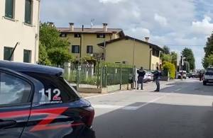 La coltellata al fianco e la fuga dietro una siepe: fermato il vicino di casa per l'omicidio a Villafranca