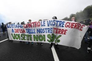 Torino, blitz anti-G7 in tangenziale: traffico in tilt