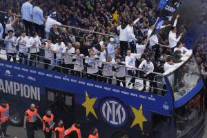 Scudetto dell'Inter, al via la festa: un fiume di tifosi nerazzurri invade Milano