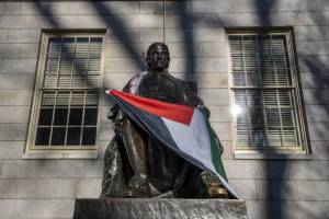 Bandiere palestinesi al posto di quelle americane, la folle protesta ad Harvard