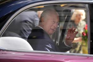 La visita al centro oncologico: Re Carlo torna in pubblico dopo tre mesi