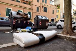 Prima la violenta, poi la frusta con la catena: l'aggressione choc dello straniero a Roma