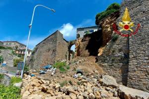 Paura a Volterra: crolla un tratto delle mura medievali, passante colpito dalle pietre