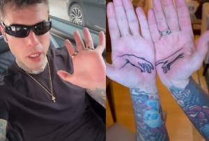 Fedez si tatua i palmi delle mani, il significato del tatuaggio